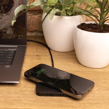 Logotrade Logogeschenke das Foto: 10W Wireless Charger aus RSC recycl. Kunststoff mit Dual-USB