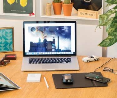 Logotrade Logogeschenke das Foto: Mousepad mit Wireless-5W-Charging Funktion