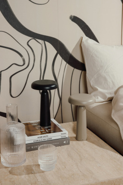 Logotrade Werbeartikel das Foto: VINGA Avery RCS Tischlampe