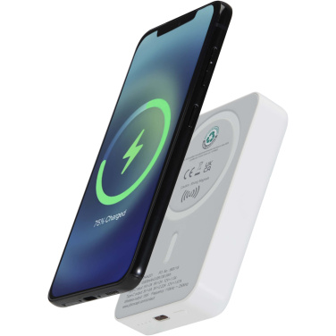 Logotrade Geschäftsgeschenke das Foto: Acrab 15 W 10.000 mAh magnetische kabellose Powerbank mit 20 W PD aus recyceltem Kunststoff