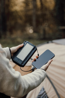 Logotrade werbemittel das Foto: Nordic Drift Titan 10.000mAh Solar Powerbank with 3 Panels