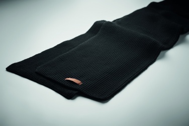 Logotrade meene foto: Talvekomplekt taaskasutatud materjalist, kindad, müts ja sall