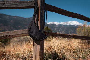 Logotrade liikelahja tuotekuva: Crescent AWARE™ RPET puolikuun muotoinen crossbody -laukku