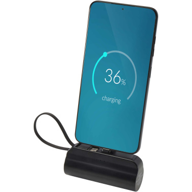Logo trade liikelahjat tuotekuva: Alnair 5 000 mAh:n ja 10 W:n kierrätetystä muovista valmistettu Type-C-varavirtalähde, jossa sisäänrakennettu jalusta ja 2-in-1-kaapeli