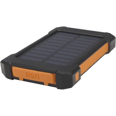Logotrade liikelahjat kuva: Altair 5 000 mAh:n ja 10 W:n kierrätysmuovista valmistettu kestävä aurinkoenergialla toimiva varavirtalähde, jossa on sisäänrakennettu taskulamppu