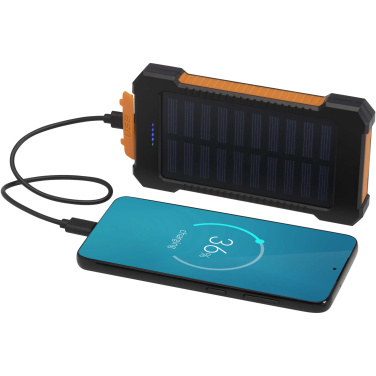Logo trade mainostuote kuva: Altair 5 000 mAh:n ja 10 W:n kierrätysmuovista valmistettu kestävä aurinkoenergialla toimiva varavirtalähde, jossa on sisäänrakennettu taskulamppu