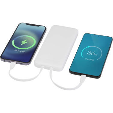 Logo trade mainoslahjat ja liikelahjat kuva: Adhil 10 000 mAh:n ja 10 W:n kierrätetystä muovista valmistettu varavirtalähde, jossa on kaksi sisäänrakennettua kaapelia