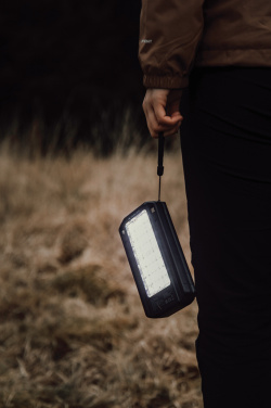 Logotrade reklaminiai produktai nuotrauka: „Nordic Drift Titan“ 10 000 mAh saulės energija varoma išorinė baterija su 3 panelėmis