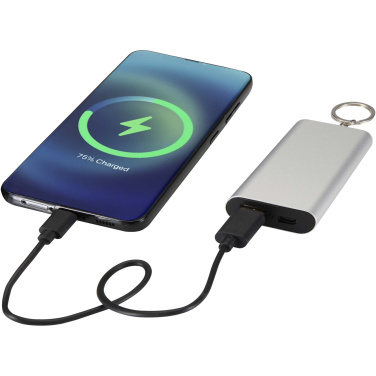 Logotrade reklaminės dovanos nuotrauka: „Arcturus“ 2000 mAh perdirbto aliuminio išorinė baterija su raktų pakabuku
