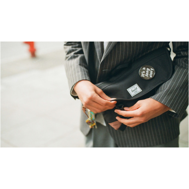 Лого трейд pекламные подарки фото: Сумка-мессенджер Herschel Cove из переработанного материала 22,5 л