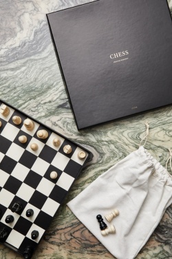 Logotrade reklamprodukter bild: VINGA Chess coffe table game